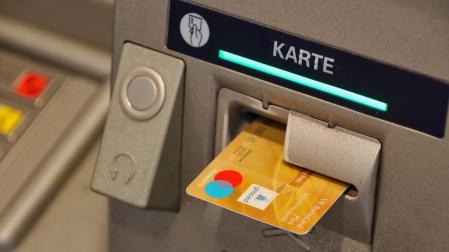 Una persona extrae dinero de un cajero automático