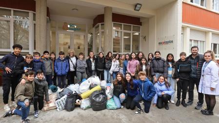 El alumnado de primero de la ESO de La Compasión Escolapios y varios profesores, con todo el material que recogieron para entregar a las personas que duermen en la calle