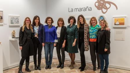 Las ocho Integrantes del Colectivo Variopintas que protagonizan la exposición Correspondencias en el Polvorín de la Ciudadela. De izquierda a derecha,  las artistas Leire Olkotz, Berta Suescun,  Concha Pasamar, Itziar Goñi, Mila García, Rebecca Gil, Gabriela Barrio (Tea en la Azotea)  e Idoia Iribertegui