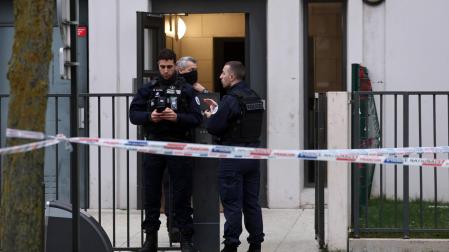 Agentes franceses en la puerta de la vivienda