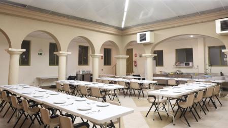 Comedor con la mesa puesta