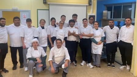 Los futuros profesionales de hostelería formados como camareros y cocineros en el Politécnico de Formación Profesional de Estella