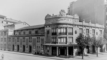 Exterior del Coliseo Olimpia, en la confluencias de la calle Cortes de Navarra y la avenida de San Ignacio