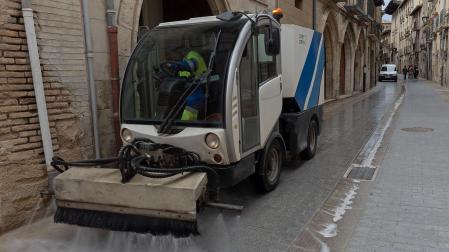 Tareas de limpieza viaria en el barrio monumental de Estella