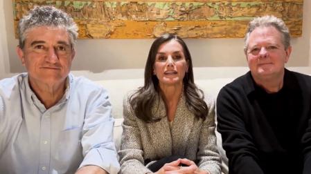 La reina Letizia junto al dúo Gomaespuma, formado por Juan Luis Cano y Guillermo Fesser, en el programa especial de Movistar Plus+ 'Gomaespuma, el reencuentro'
