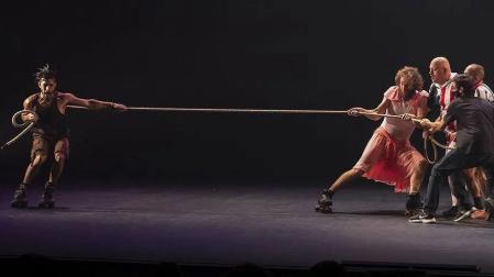Una escena de la representación de 'De tú a tú' de la compañía cirsense 'Mur'
