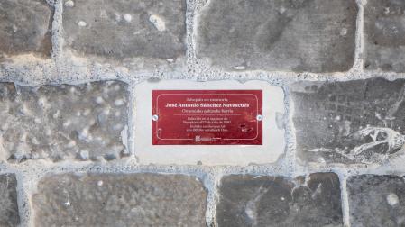 Foto de la colocación del primer adoquín en homenaje a los fallecidos en en encierro./