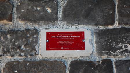 Foto de la colocación del primer adoquín en homenaje a los fallecidos en el encierro./