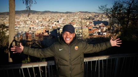 Vitor Roque en un mirador con la Ciudad Condal a su espalda, tras fichar por el F.C. Barcelona, en una imagen publicada por el club