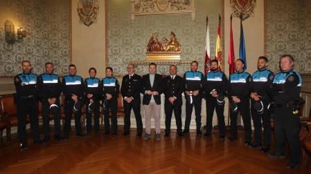 De izquierda a derecha, Javier Vicuña Lapuerta; los cuatro nuevos agentes José Manuel Mateo Jiménez, Álvaro Blasco Pascual, Belinda Ríos Alonso y Anaís Lozano Clemos; el jefe de la Policía Municipal, Juan Cruz Ruiz Gómara; el alcalde, Alejandro Toquero; el subinspector Ricardo Casamián Gil; Alberto Mainz Blanco y Roberto Ariza Fernández (medallas de servicios distinguidos); Julio Martínez Villafranca y Ángel Marquina Oliveros (ascendidos a agentes primeros); y Juan Manuel Varón Beltrán.