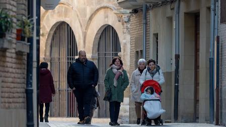 Viandantes ayer por la calle La Rúa de Estella
