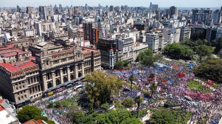 Miles de manifestantes participan en una marcha de protesta contra el Gobierno del presidente Javier Milei y sus medidas económicas, en Buenos Aires