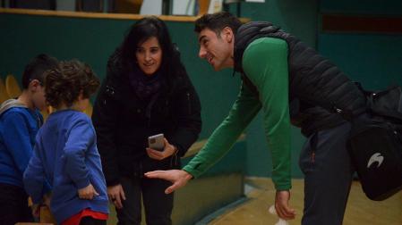Etxeberria muestra su mano a una familia que acudió ayer al Labrit./