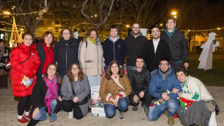 A: BLANCA ALDANONDO
F: 23/12/2023
P:  
L: TUDELA
T: MIEMBROS DE LA RECIEN CREADA ASOCIACION DE VECINOS Y VECINAS DEL BARRIO DE LOURDES. ACTOS DE NAVIDAD EN LA PLAZA PADRE LASA.