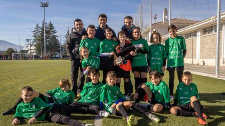 Los jugadores del Mendigorría, con los miembros del cuerpo técnico, debutan en la presente edición del Torneo Interescolar