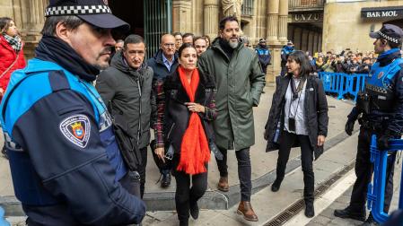 La edil socialista Marina Curiel abandona el Ayuntamiento, con Ramón Alzórriz. Un paso por detrás, Bernardo Ciriza.