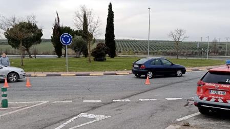 Agentes de Policía Foral en el control preventivo instalado en la carretera NA-129, en Los Arcos
