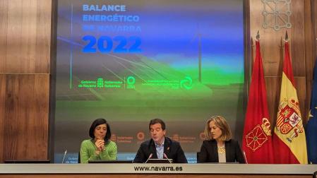 La directora general de Energía, I+D+i empresarial y Emprendimiento, Uxue Itoiz; el consejero de Industria, y de Transición ecológica y Digital empresarial, Mikel Irujo; y la directora del Servicio de Transición Energética del Gobierno de Navarra, Esperanza Aristu, en la rueda de prensa