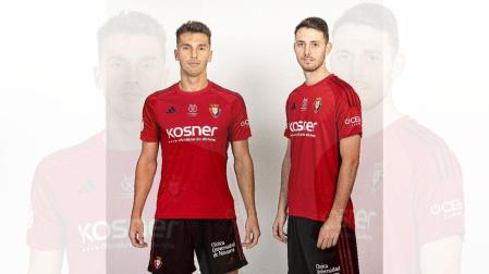 Torró y Raúl García de Haro, con las nuevas camisetas de Adidas para Osasuna para la Supercopa de España