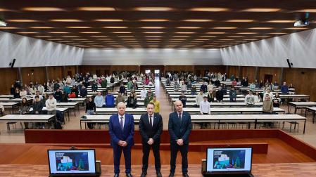 De izq. a dcha.: el presidente de Caja Rural de Navarra, Ignacio Terés Los Arcos, el rector, Ramón Gonzalo García, y el vicerrector de Internacionalización y Cooperación, Jorge Elso Torralba, posan momentos antes de comenzar el acto de entrega de becas