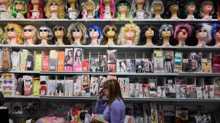 Una de las dependientas de La Golosina pasea por la tienda en busca de un pedido para Nochevieja.