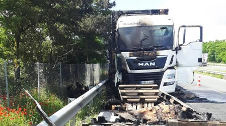 El camión que ardió tras salirse de la vía en la A-15./