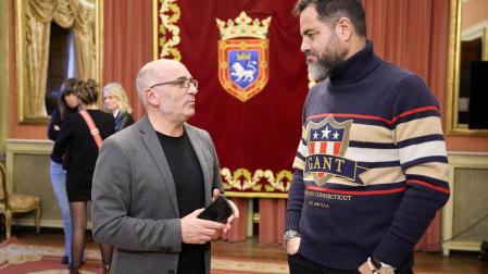 Joxe Abaurrea, concejal de EH Bildu, y Ramón Alzórriz (PSN), el jueves en el ayuntamiento.