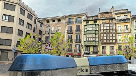 Coche de Policía Municipal junto al Ayuntamiento de Estella.
