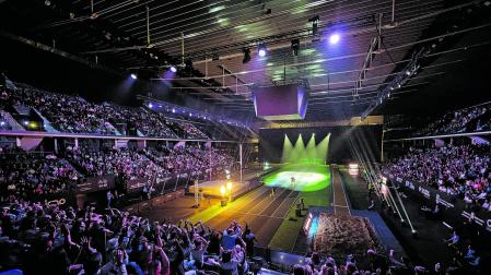 Una ola recorrió las gradas del Navarra Arena antes de que diera comienzo el espectáculo.