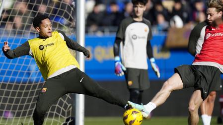 Vitor Roque y De Jong, en el entrenamiento del Barcelona este sábado