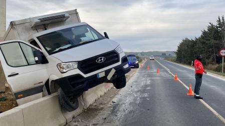Estado en el que quedó el camión tras el accidente en la NA-132 en Tafalla