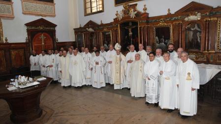El Arzobispo de Pamplona y Obispo de Tudela, Francisco Pérez -en el centro-, junto a los sacerdotes que le acompañaron en la misa de despedida celebrada este sábado en Tudela