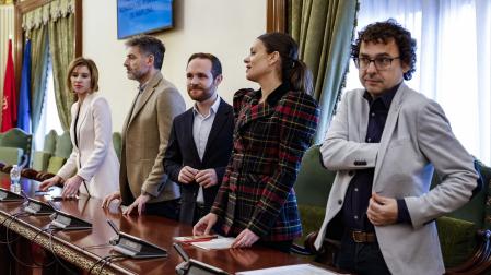 Los miembros del grupo socialista de izquierda a derecha: Nuria Medina, Eloy del Pozo Cano, Xabier Sagardoy, Marina Curiel y el diputado por Contigo Navarra, Txema Mauleón (d) toman asiento antes de la moción de censura en el Ayuntamiento de Pamplona, este jueves