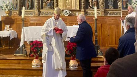 El cardenal Francisco Javier Bustillo Ripodas tras recibir un recuerdo de la cofradía de la santísima Trinidad de Arre