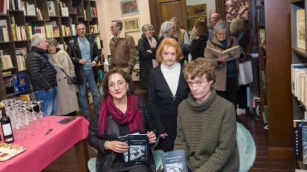 Ana Rioja Jiménez y Carlos Fernández-Castilla, sentados, junto a la madre de este, Pilar Castilla Ariño