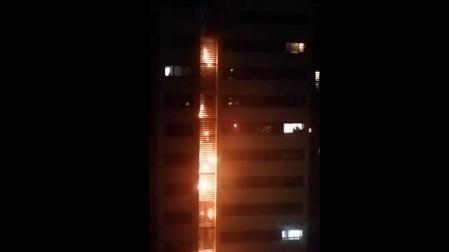 Imagen del bloque de pisos de Rentería incendiado por un cohete pirotécnico