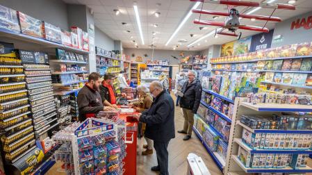 Varias personas compran en una tienda de juguetes de Pamplona