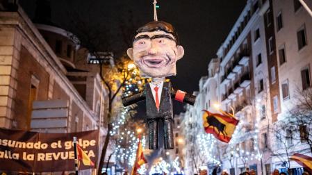 Revuelta, la organización juvenil de la órbita de Vox convocante de las concentraciones en Ferraz, ha llamado a tomar las uvas esta Nochevieja frente a la sede federal del PSOE, siguiendo la estela de las manifestaciones contra la amnistía que se suceden allí desde hace semanas