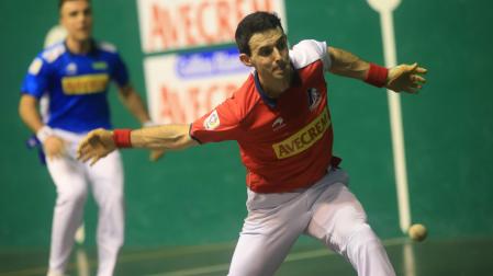 Jokin Altuna golpea una pelota en presencia de Peña II en el Astelena.
