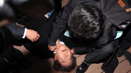 Apuñalado en el cuello el líder del principal partido de la oposición surcoreana