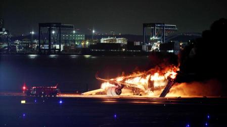 Evacuados los 379 pasajeros pasajeros y tripulantes del avión incendiado en Tokio