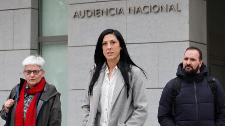 La jugadora de la selección Jenni Hermoso (c) a su salida de la Audiencia Nacional este martes tras declarar ante el juez Francisco de Jorge