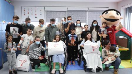 Fotos de los y las futbolistas de Osasuna en la visita a los niños hospitalizados en el HUN. /