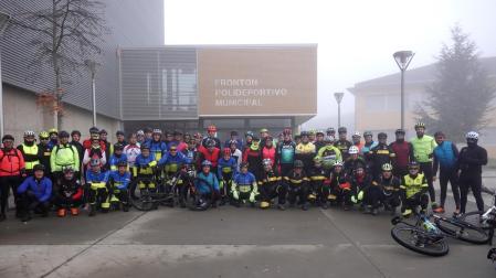 Imagen de parte de los participantes en la ruta ciclista celebrada en Milagro, a las puertas del pabellón polideportivo, punto de inicio del recorrido