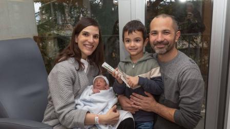 Ana Alonso Manteca y Javier García González junto a sus dos hijos Simón y Lucas (4 años).