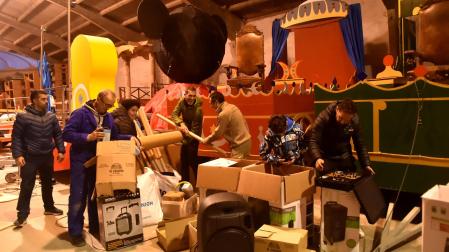 Varios de los voluntarios se afanaban este martes por la tarde en los preparativos de las carrozas que saldrán en la cabalgata de Tafalla