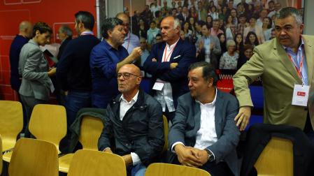 A la izquierda, de pie, María Chivite y sentados, Miguel Ángel Ancízar y Juan José Lizarbe y, a su lado, Santos Cerdán, en un Comité Regional del PSN en 2019