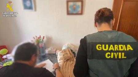 Vídeo de cómo la Guardia Civil detiene en Navarra a una organización criminal dedicada al robo de ropa