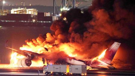 Los 379 pasajeros y tripulantes del avión de la compañía japonesa Japan Airlines (JAL) que se incendió este martes en la pista del aeropuerto de Haneda, en Tokio, fueron evacuados