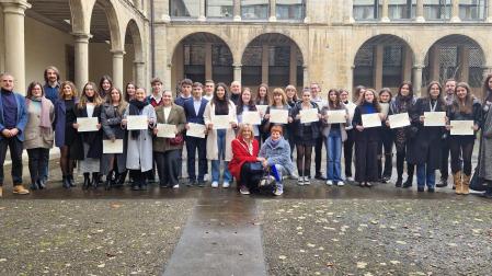 Alumnado y profesorado del IES Benjamín de Tudela y del colegio San Cernin de Pamplona que ha participado en el acto de entrega de los diplomas Bachibac celebrado en la sede del Departamento de Educación